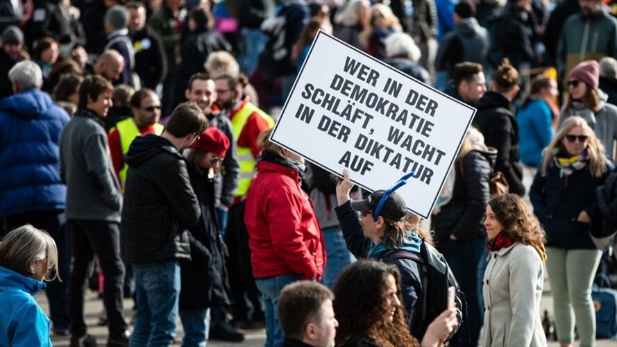 Miles de personas se reunieron el sábado en Stuttgart para protestar contra las medidas sanitarias.. Foto: Getty Images