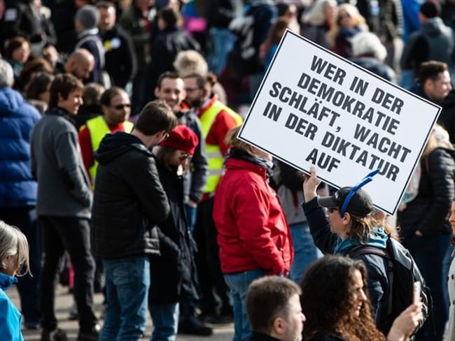 Miles de personas se reunieron el sábado en Stuttgart para protestar contra las medidas sanitarias.. Foto: Getty Images