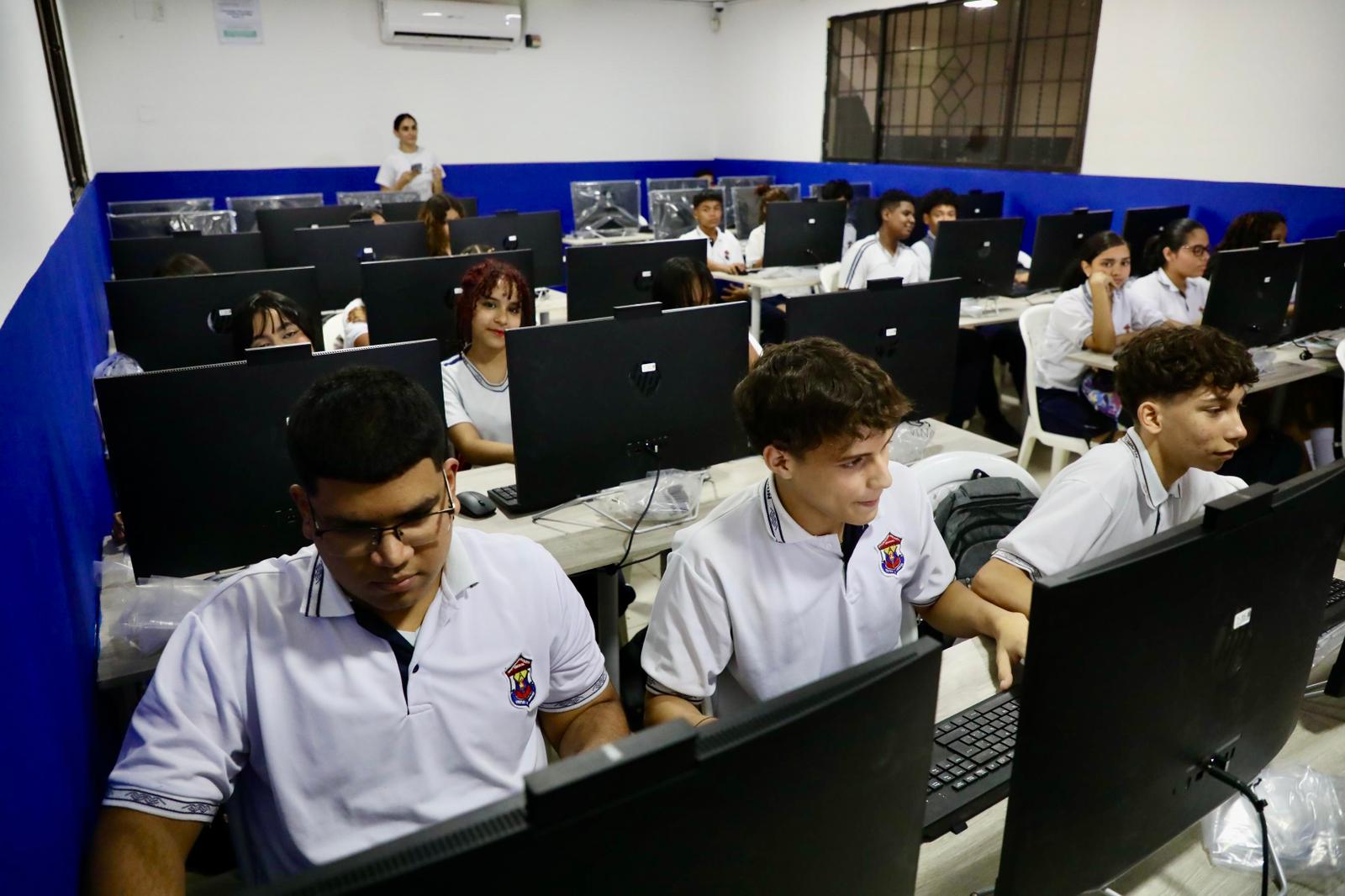 Estudiantes de la I.E.D. Juan José Rondón disfrutando de los nuevos salones con eficiencia energética. Foto: Alcaldía.