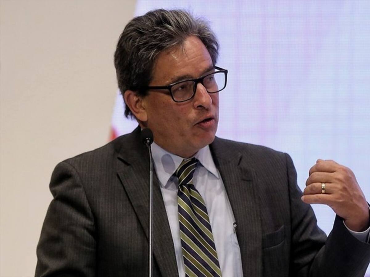 Gobierno proyecta un déficit fiscal de 8,6% este año