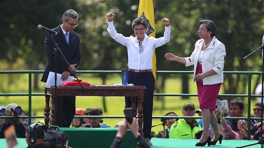 ue la mamá de Claudia López quien le impuso la banda con la bandera de Bogotá. Un emotivo abrazo presidió el discurso. Foto: Colprensa