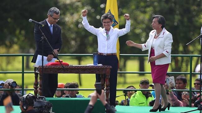 ue la mamá de Claudia López quien le impuso la banda con la bandera de Bogotá. Un emotivo abrazo presidió el discurso. Foto: Colprensa