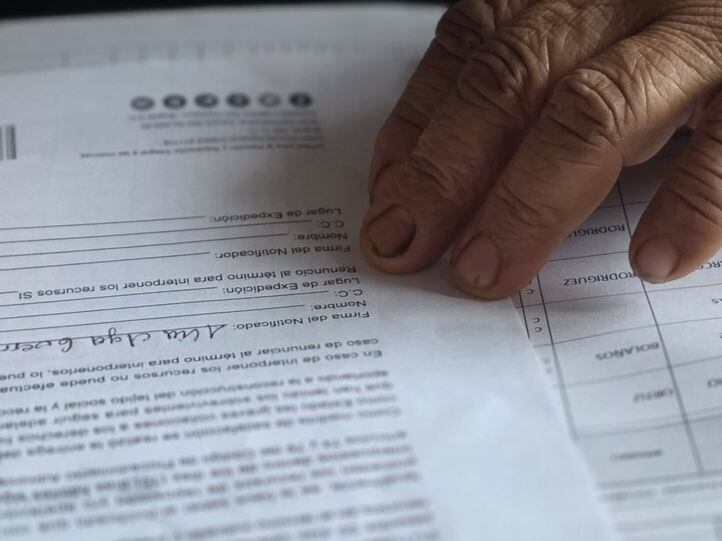 Imagen de referencia: víctima del conflicto recibiendo carta de indemnización / Unidad para las Víctimas.