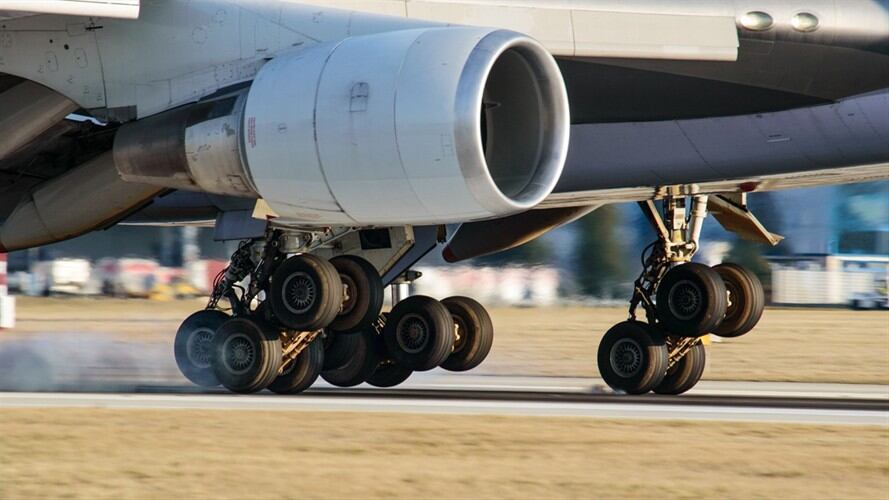 Los cargos de responsabilidad fiscal proceden por irregularidades en la repavimentación y mantenimiento de la segunda pista del Aeropuerto Internacional El Dorado. Foto: Getty Images / MAREK MADL