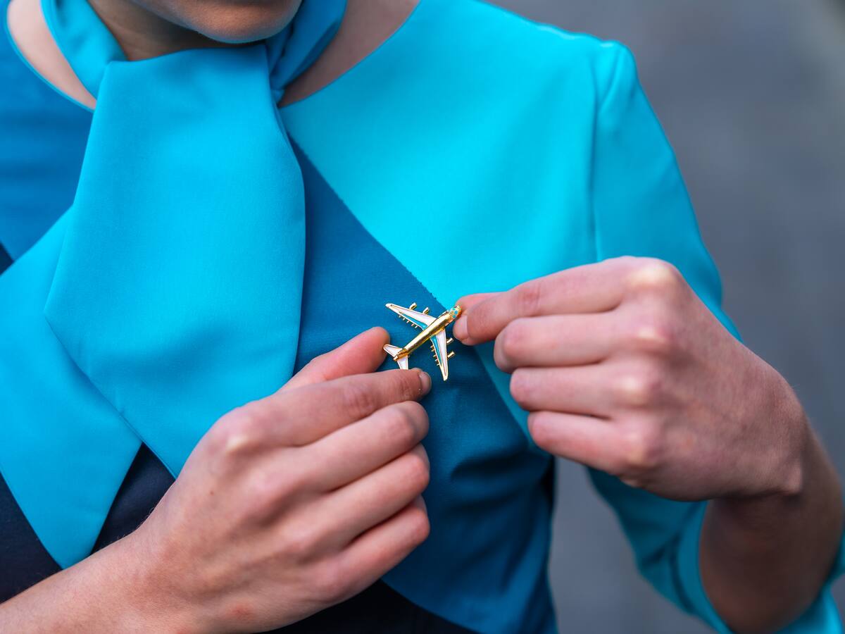 ¿Cuánto debe medir una mujer u hombre si quiere ser azafata o auxiliar de vuelo?