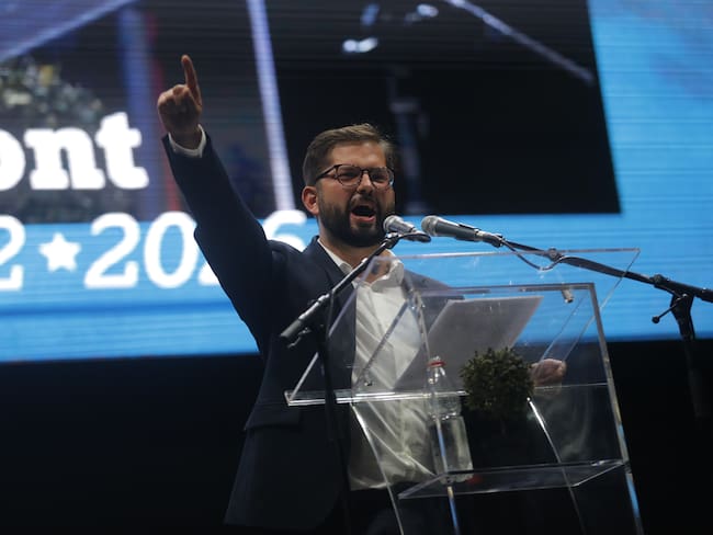 Bolsa de valores en Chile se desploma tras la victoria de Gabriel Boric, líder de izquierda