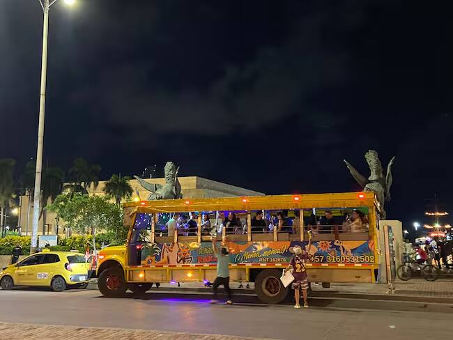 Chiva rumbera tiene restricciones para el consumo de alcohol. Foto: W Radio.