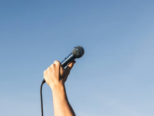 Imagen de persona hablando por micrófono. Foto: Getty Images.