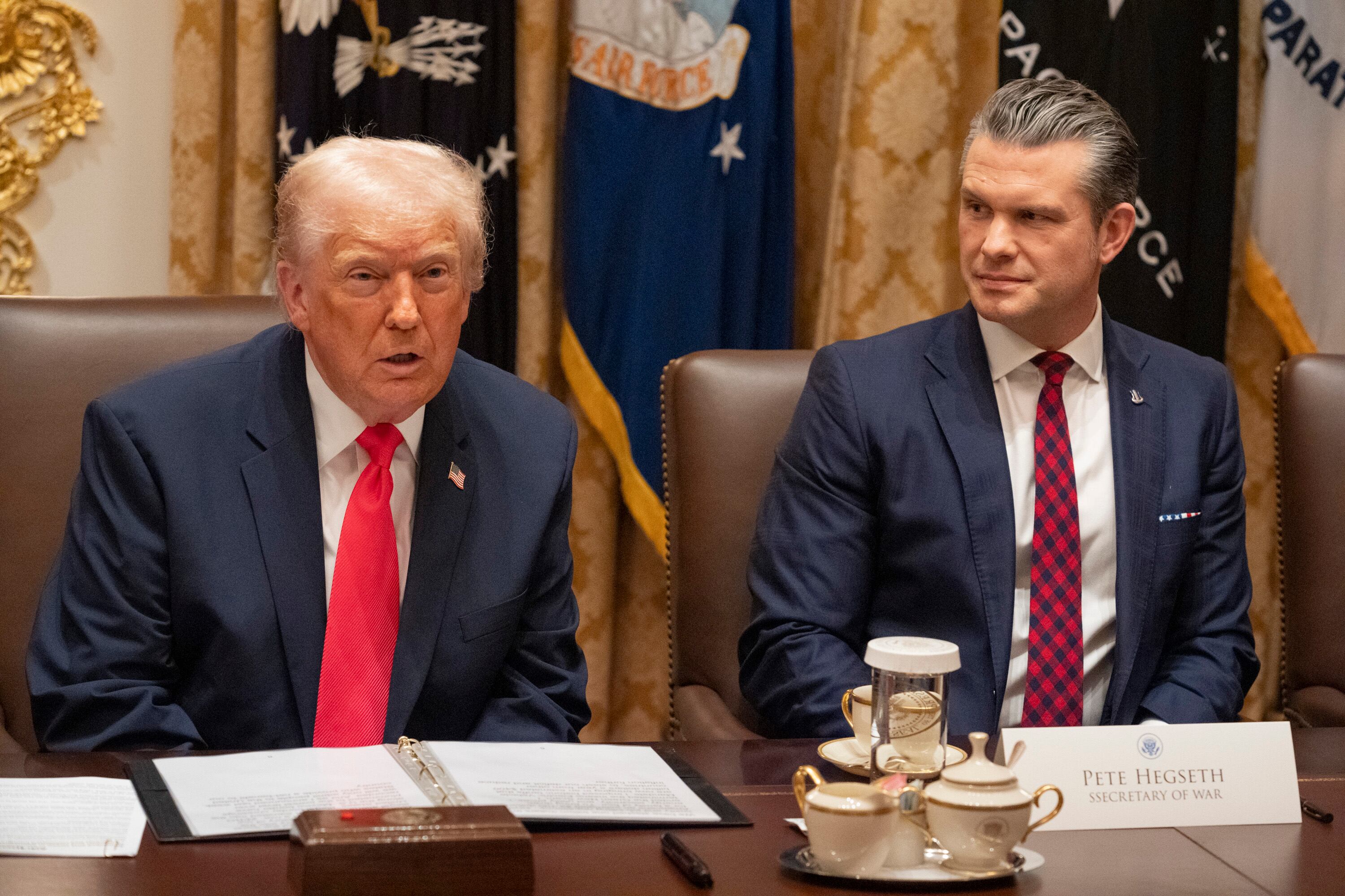 Pete Hegseth y Donald Trump en la Casa Blanca, el 2 de diciembre de 2025. FOTO:Carolyn Van Houten/The Washington Post vía Getty Images