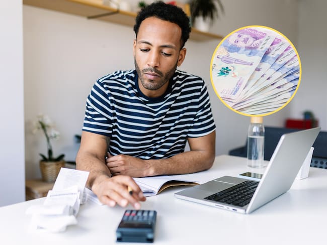 Hombre usando una calculadora para saber la rentabilidad de un CDT. En el círculo, la imagen de varios billetes de 50 mil pesos colombianos / Fotos: GettyImages