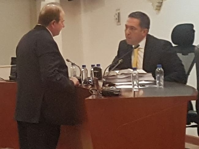 Leonidas Bustos llega a la Comisión de Acusaciones para cara a cara con Musa Besaile. Foto: La Wcon Julio Sánchez Cristo