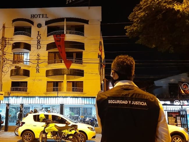 ¡Fiesta sexual en pandemia! Descubren a siete hombres en una orgía en hotel de Cali