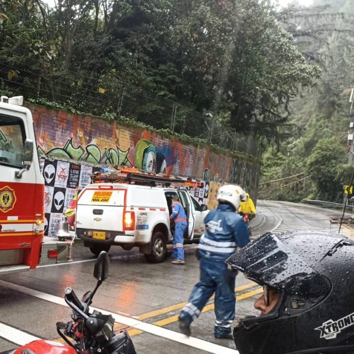 Vía la Calera estuvo cerrada por varías horas tras la caída de árboles y postes
