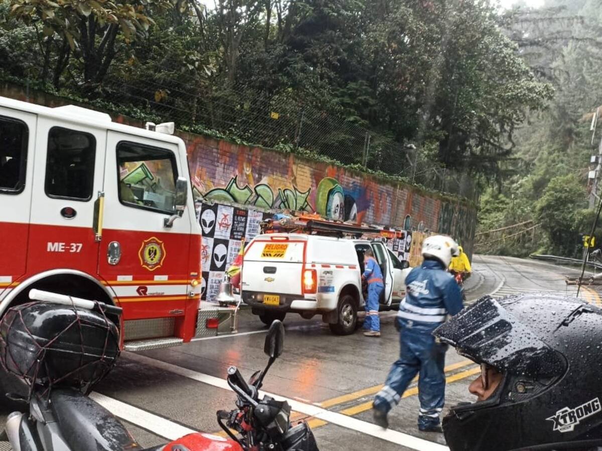 Vía la Calera estuvo cerrada por varías horas tras la caída de árboles y postes