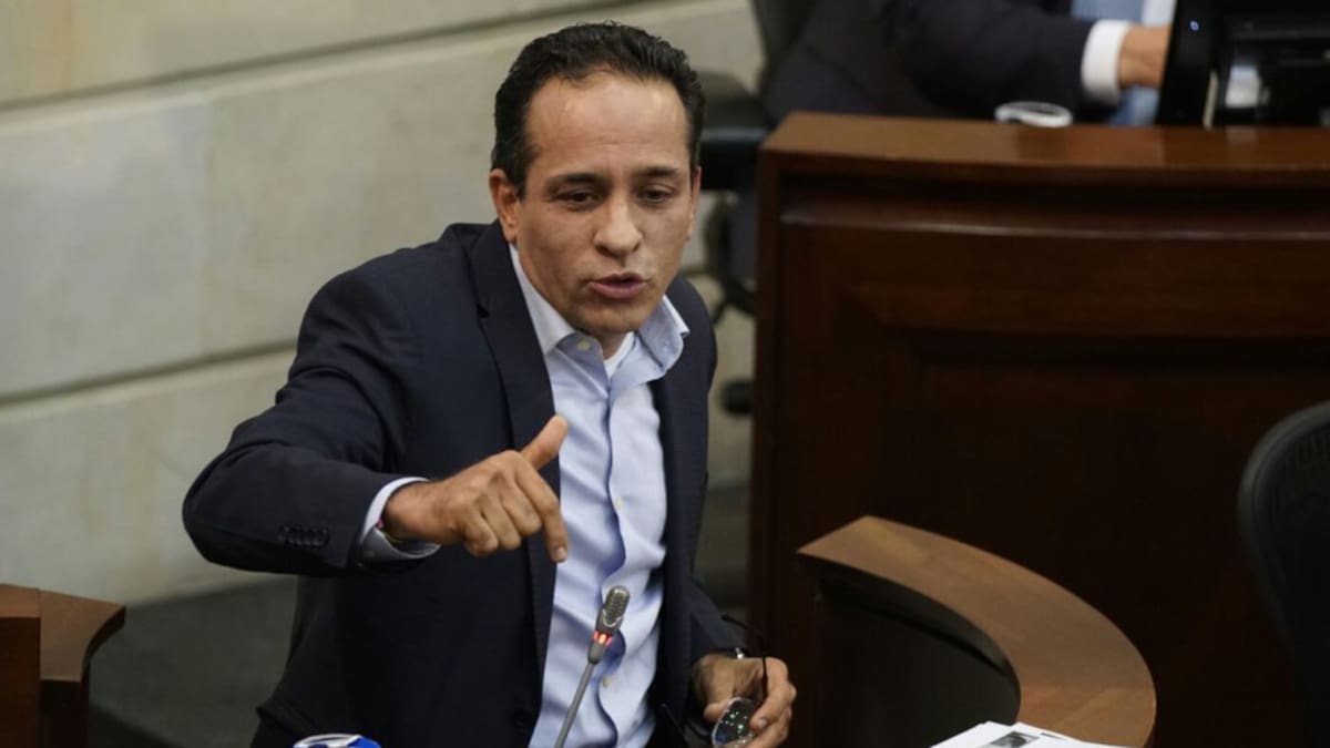 Alexander López presentó su renuncia irrevocable como director del DNP