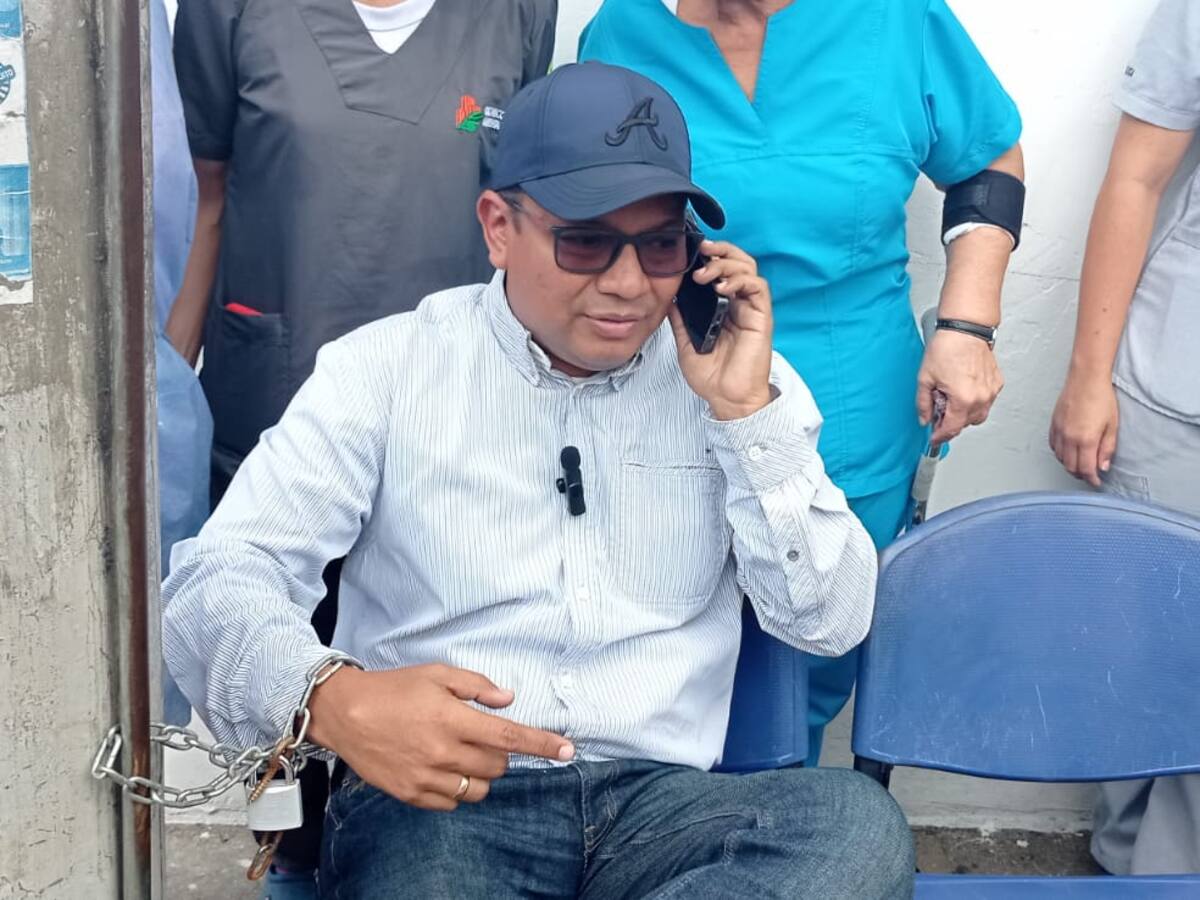 Gerente de Clínica Girón se encadenó para que no lo retiren del cargo