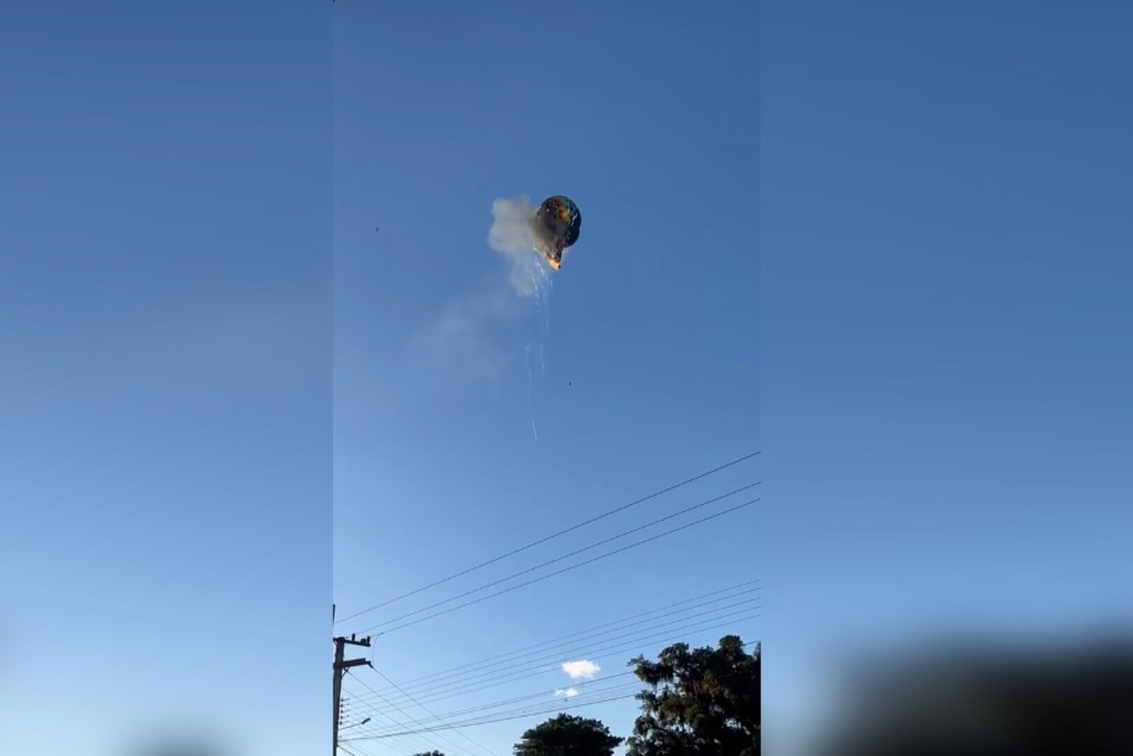 Captura de video tomado de redes sociales que muestra el incendio de un globo aerostático este sábado, en Santa Catarina (Brasil). Foto: EFE.