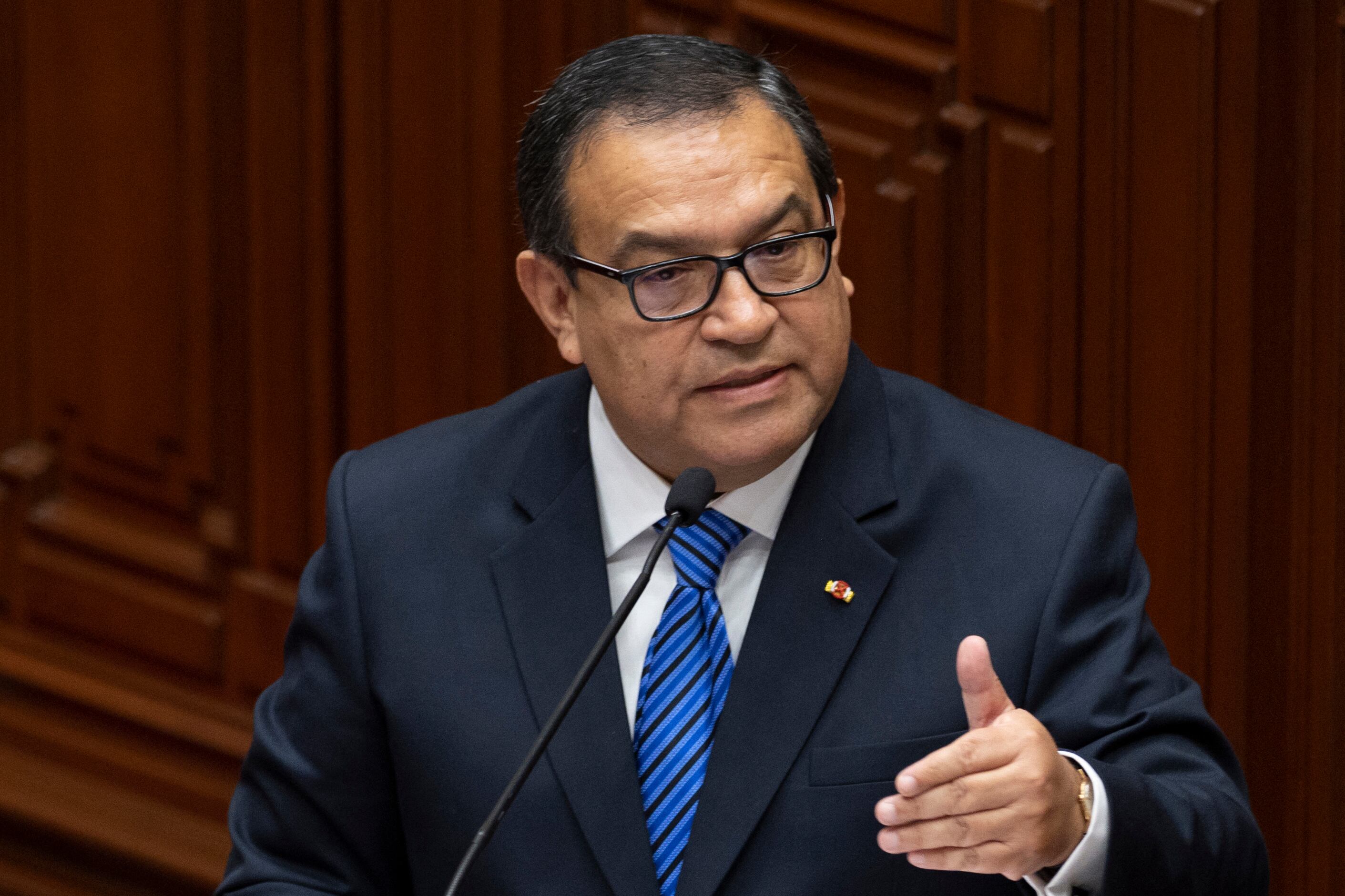 El jefe de gabinete de Perú, Alberto Otarola, habla en el Congreso mientras él y su gabinete enfrentan un voto de confianza en Lima el 10 de enero de 2023. Foto de CRIS BOURONCLE/POOL/AFP vía Getty Images.