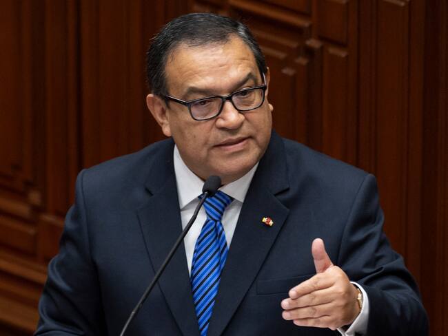 El jefe de gabinete de Perú, Alberto Otarola, habla en el Congreso mientras él y su gabinete enfrentan un voto de confianza en Lima el 10 de enero de 2023. Foto de CRIS BOURONCLE/POOL/AFP vía Getty Images.