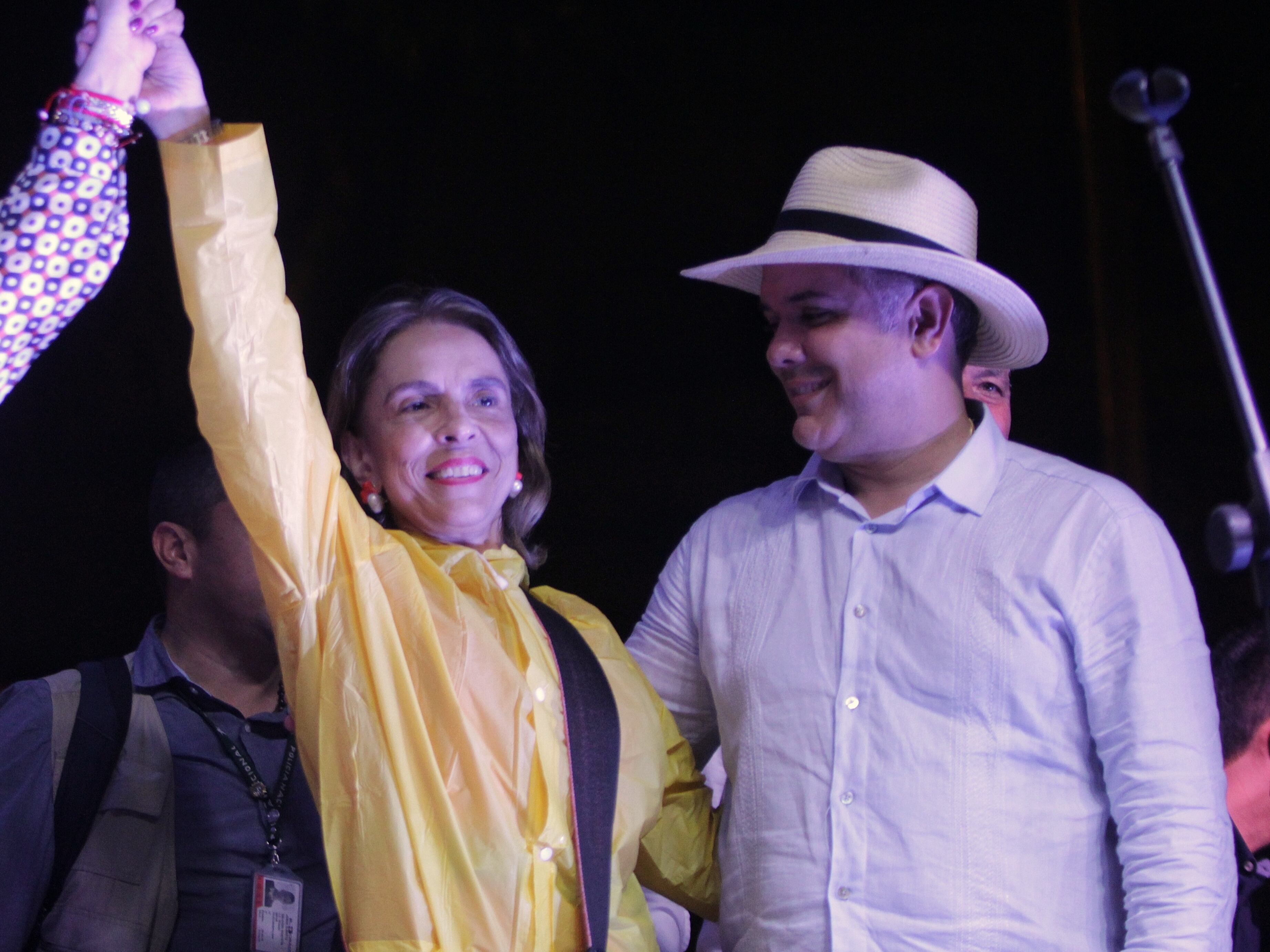 Chaparral, 11 de mayo de 2018.  El Candidato Iván Duque en su gira por el Tolima estuvo de visita en el pueblo de Chaparral. En la foto de izquierda a derecha: Marta Lucía Ramírez, Juliana Márquez Tono (Madre de Iván Duque) e Iván Duque. (Colprensa - Álvaro Tavera).