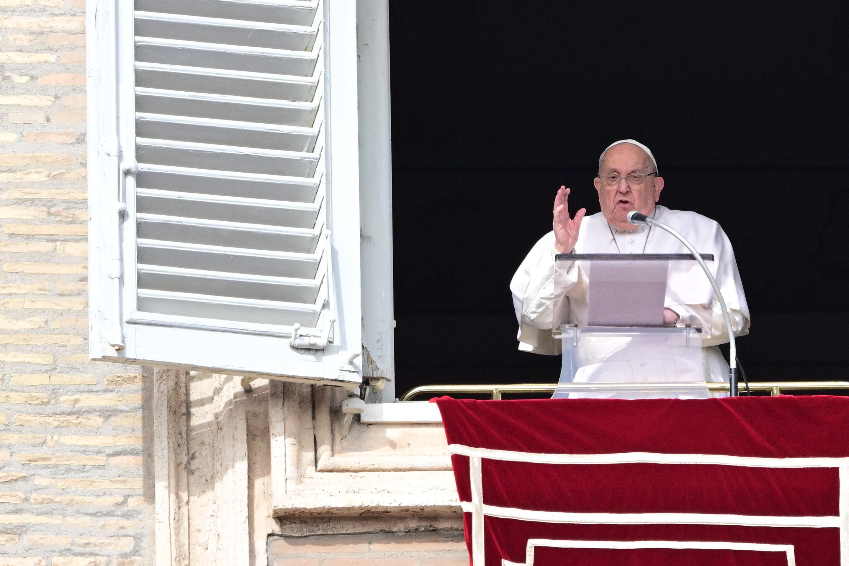 Papa Francisco se dirige al publico en la Plaza de San Pedro. FOTO: TIZIANA FABI/AFP /Getty Images