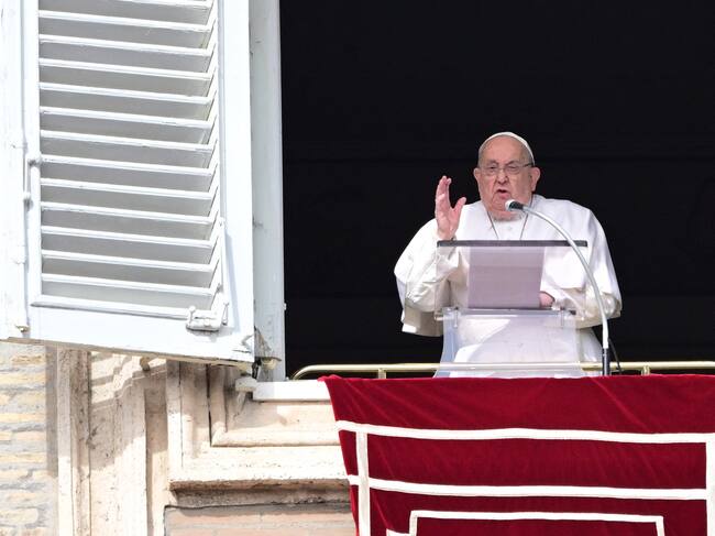 Papa Francisco se dirige al publico en la Plaza de San Pedro. FOTO: TIZIANA FABI/AFP /Getty Images