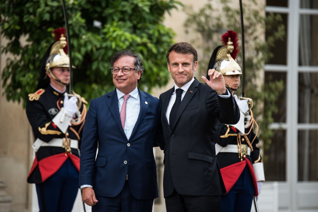 Gustavo Petro y Emmanuel Macron. Foto: Andrea Savorani Neri / NurPhoto via Getty Images