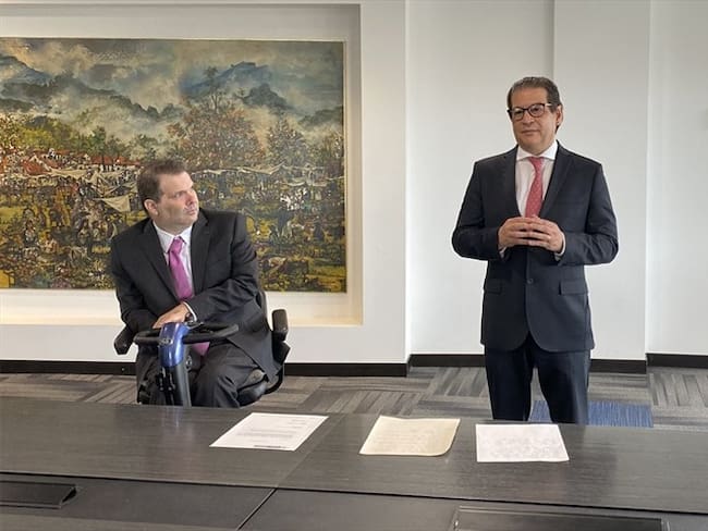 Juan Gonzalo Botero (izquierda) fue nombrado como viceministro de Asuntos Agropecuarios en el Ministerio de Agricultura. Foto: @pachomejias en Twitter
