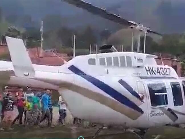 Un helicóptero tipo Bell 206, perteneciente a Aero Charter Andinas S.A. y que movilizaba $1.700 millones, fue objeto de un presunto ataque y posterior incineración. Foto: Cortesía