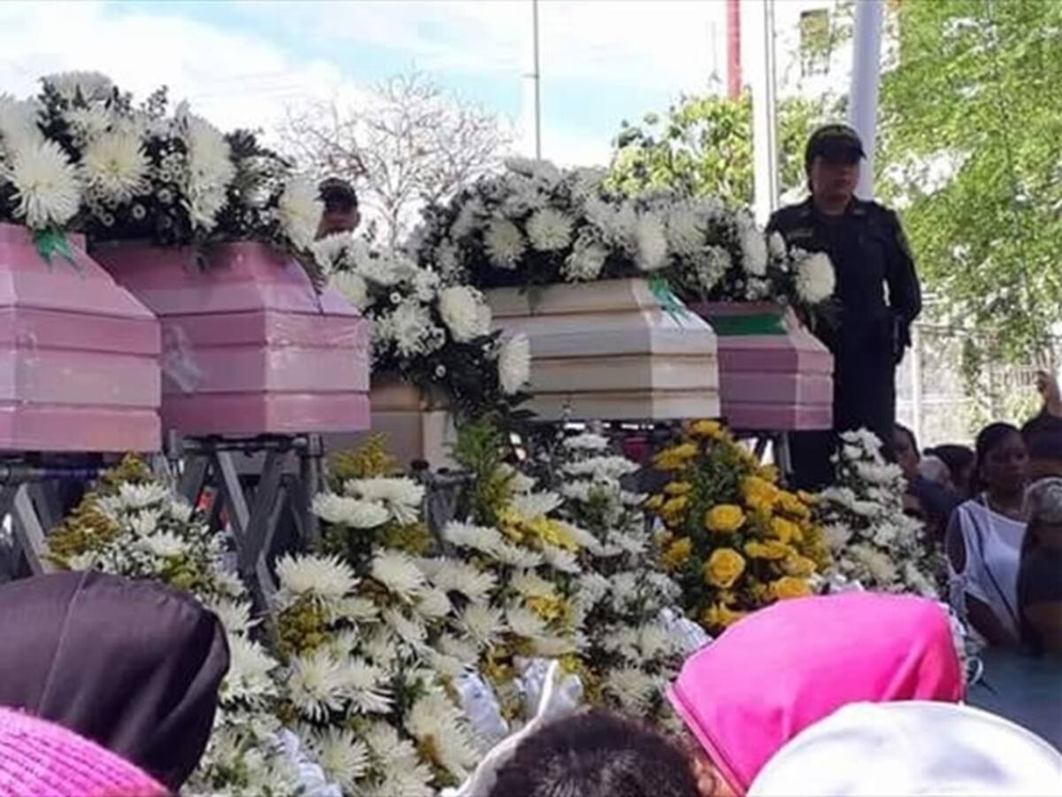 Sepelio colectivo de los niños que murieron en medio de un incendio en Tierralta, Córdoba