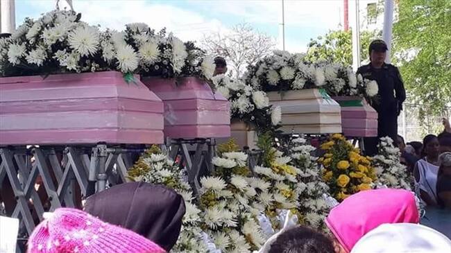 Sepelio colectivo de los niños que murieron en medio de un incendio en Tierralta, Córdoba. Foto: Cortesía