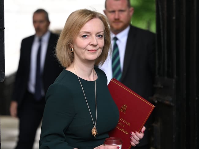 Jefa de diplomacia británica, Liz Truss, se suma a la carrera para suceder a Johnson