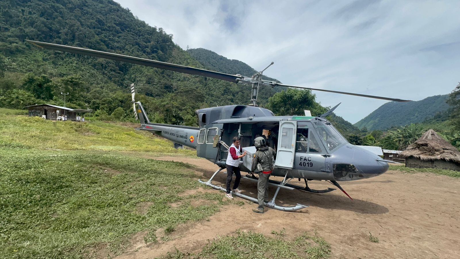 Misión médica atendió a comunidad indígena Kogui afectada por brote de tos ferina. Foto: cortesía Fuerza Aeroespacial colombiana 