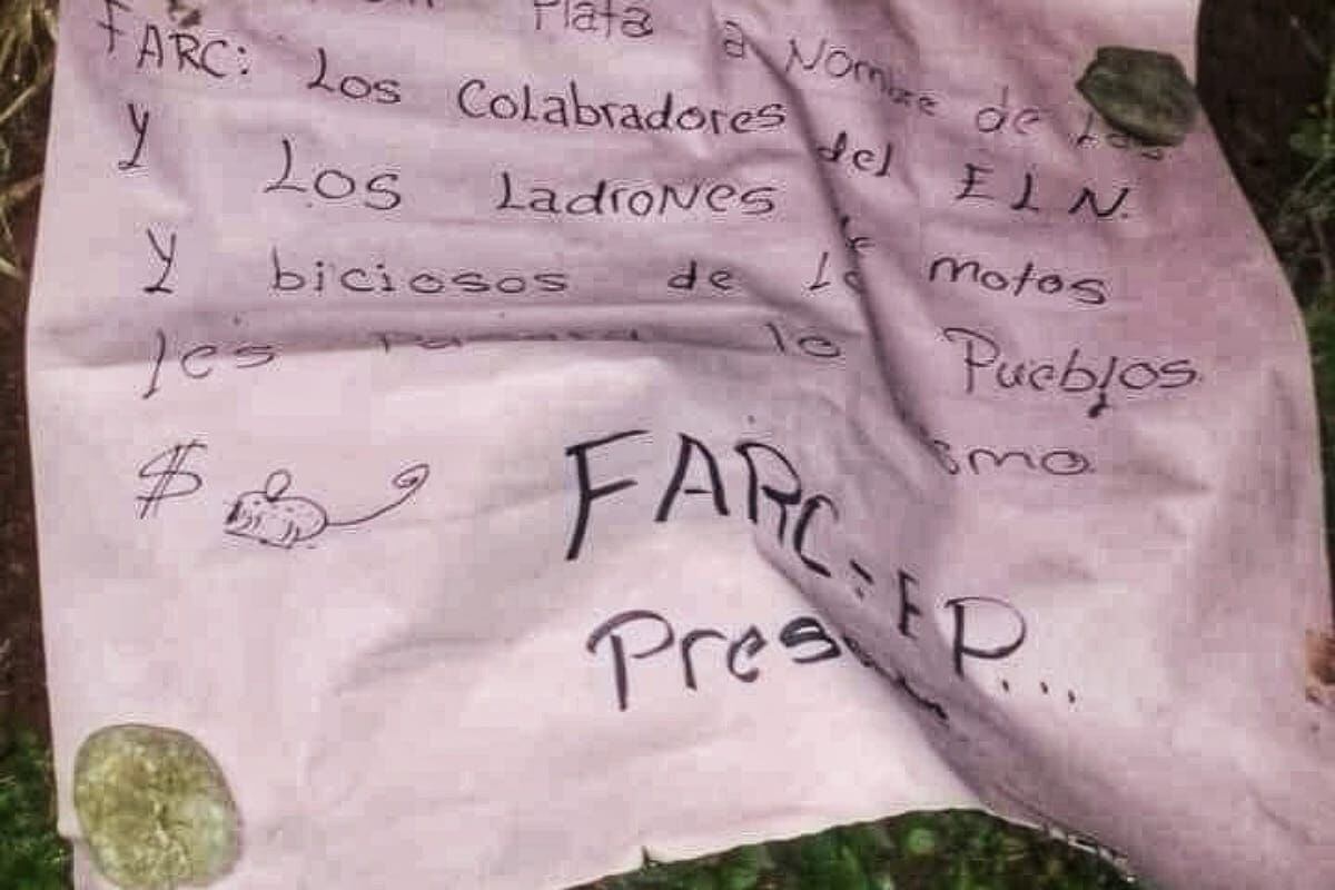 Al lado del cadáver abandonaron un cartel firmado por las disidencias. Crédito: Red de Apoyo. 