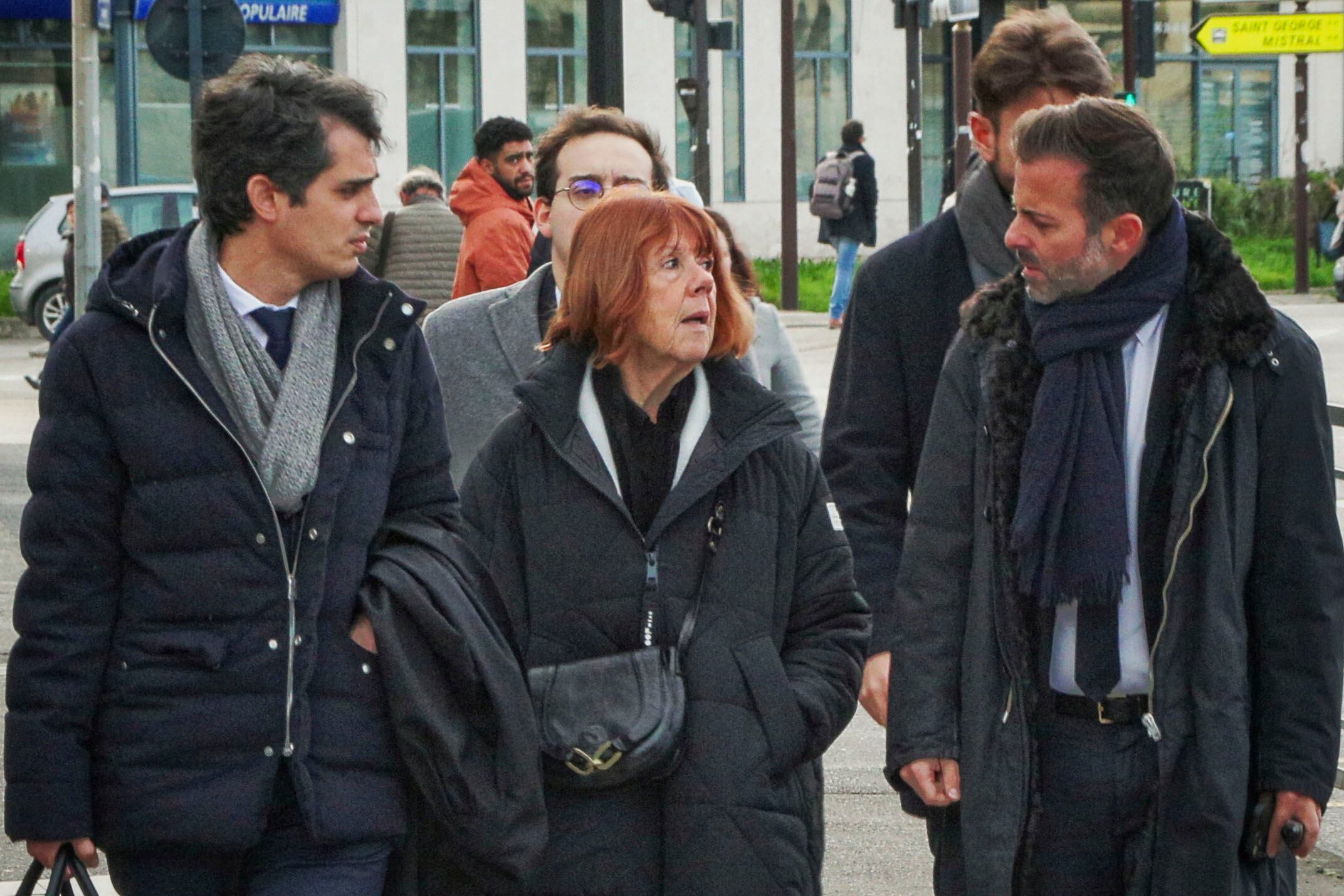 El juicio contra Dominique Pelicot y otros 50 acusados de haber violado bajo los efectos de somníferos a la exmujer del primero, Gisèle (c), a lo largo de diez años, entra en la recta final con los últimos interrogatorios. FOTO: EFE/Edgar Sapiña Manchado