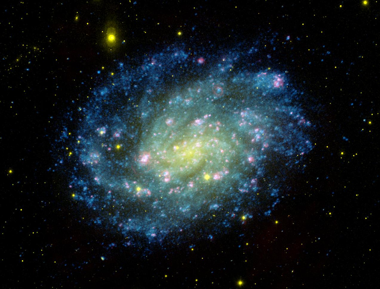 Imagen de una galaxia espiral en la constelación Sculptor muestra los colores de Brasil. Vía Twitter NASA.