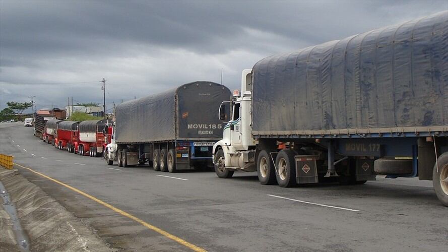Camioneros piden mantener tarifas preferenciales en peajes por reapertura de vía  Bogotá – Villavicencio. Foto: Colprensa