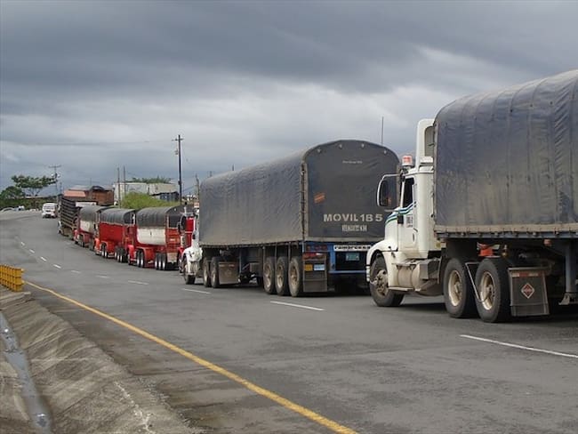 Camioneros piden mantener tarifas preferenciales en peajes por reapertura de vía  Bogotá – Villavicencio. Foto: Colprensa