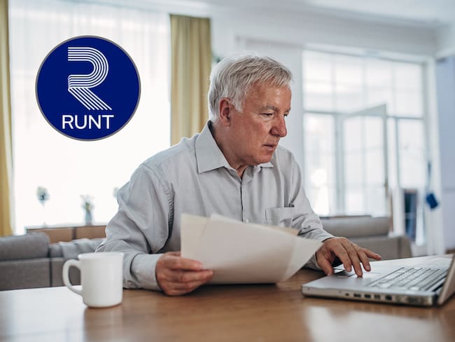 Hombre usando un computador para actualizar sus datos. En el círculo, el logo del RUNT (Fotos vía GettyImages y redes sociales)