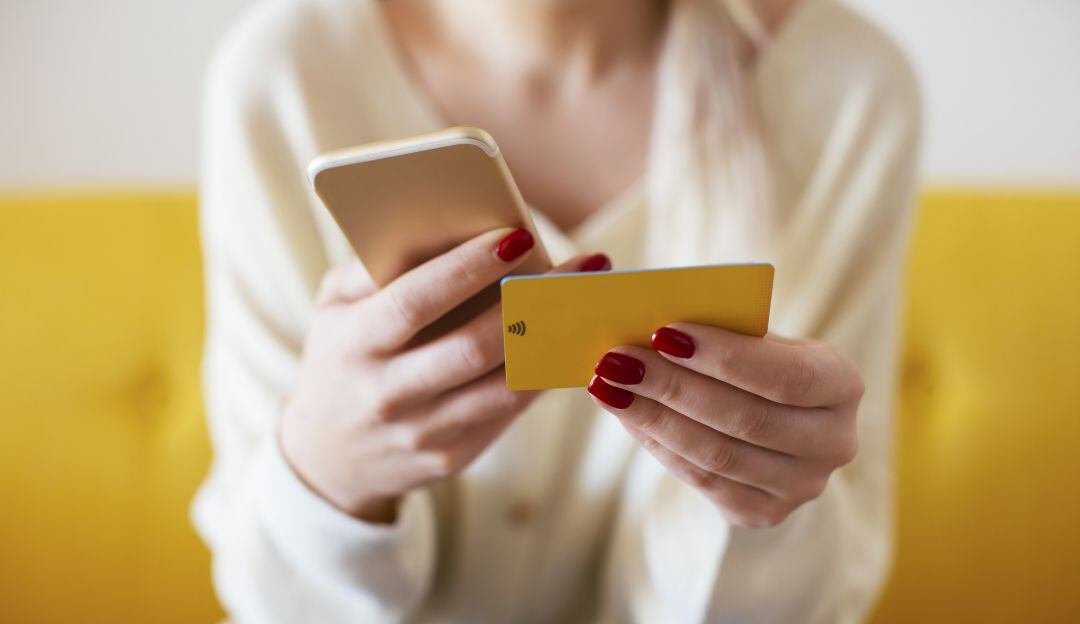 Ventajas y desventajas de comprar con tarjeta débito o crédito en internet