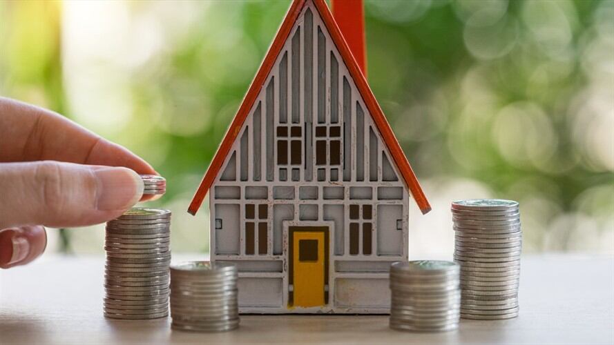 Una hipoteca es un contrato a través del cual un deudor deja como garantía un bien (generalmente un inmueble) a quien le ha hecho un préstamo. Foto: Getty Images / MANUSAPON KASOSOD