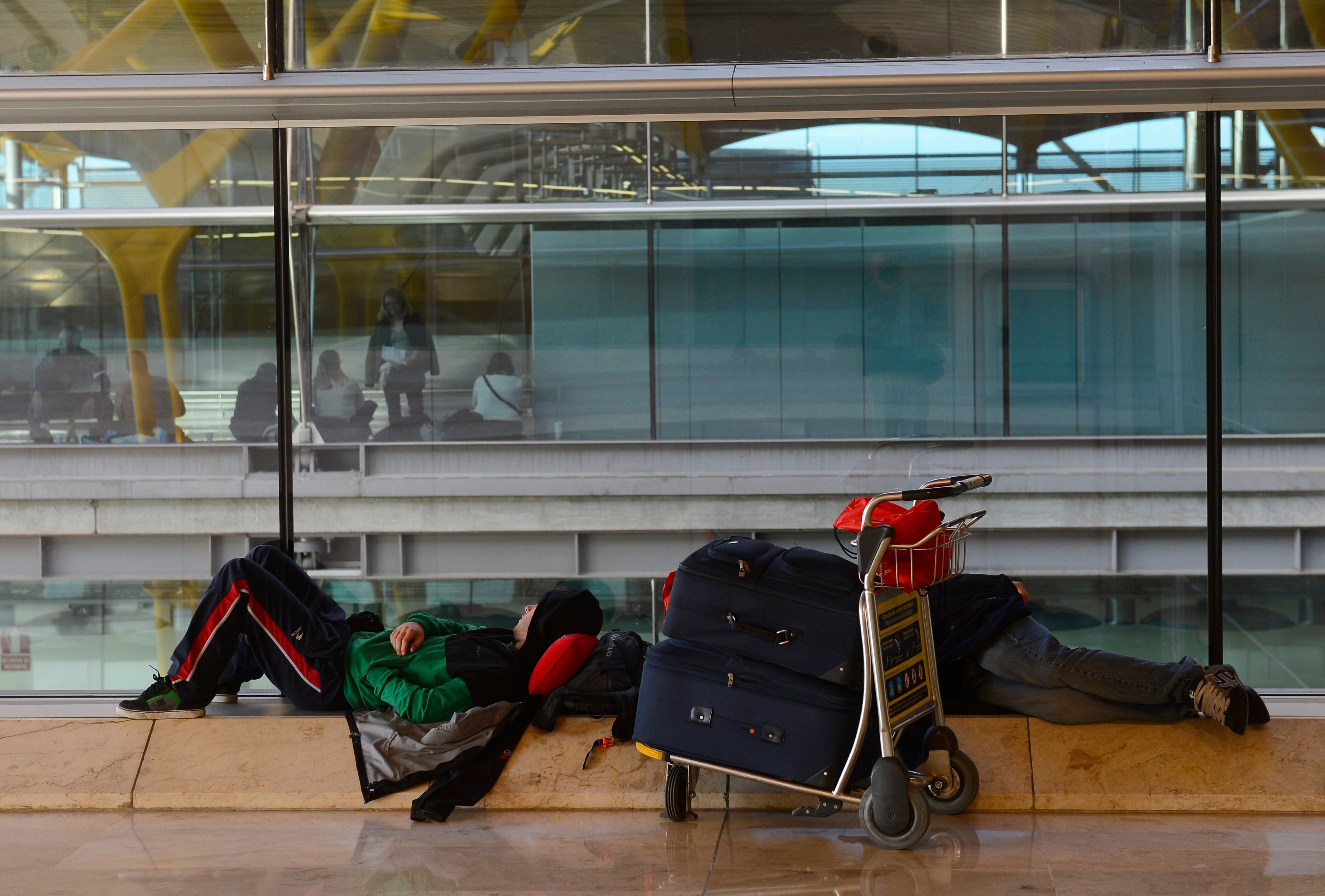 Referencia de personas que duermen en aeropuerto. Foto: PIERRE-PHILIPPE MARCOU/AFP via Getty Images.