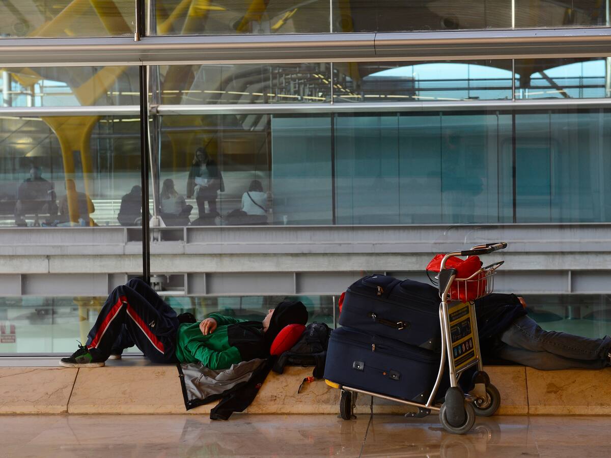 Personas sin hogar que duermen en el aeropuerto de Madrid, España, tendrán que abandonarlo