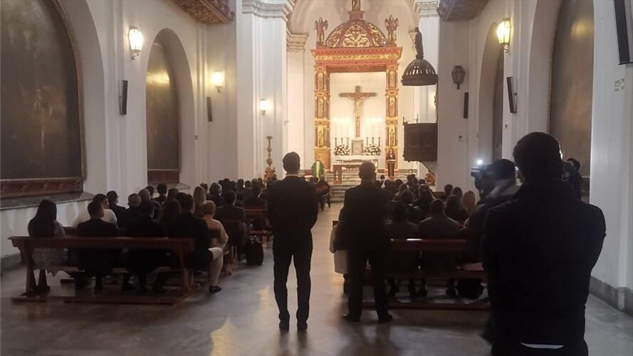 Decenas de personas se congregaron en la Capilla del Sagrario, en el Centro Democrático, para participar en una misa en honor al expresidente Álvaro Uribe. Foto: Lucas Pombo