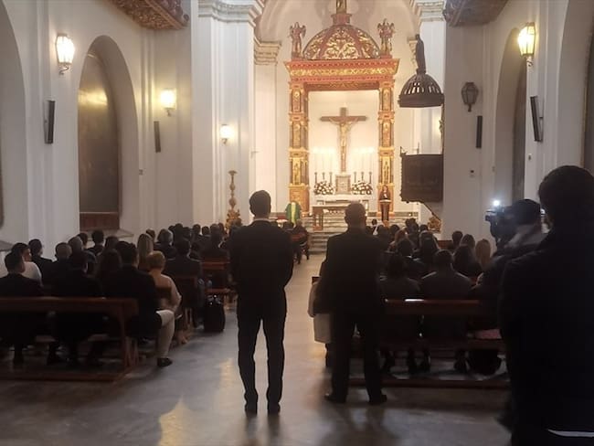 Decenas de personas se congregaron en la Capilla del Sagrario, en el Centro Democrático, para participar en una misa en honor al expresidente Álvaro Uribe. Foto: Lucas Pombo