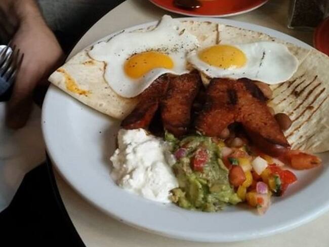 ¿Apetecible? Los huevos y aguacate están llegando a Reino Unido.. Foto: BBC Mundo