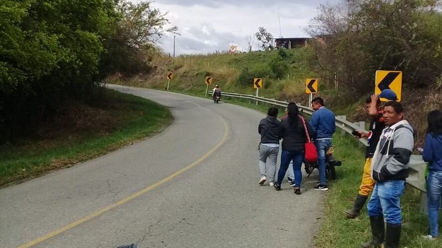 En la tarde de este jueves fueron hallados los cuerpos sin vida de dos hombres y una mujer gravemente herida en la vereda de Tóez. Foto: Cortesía Sucesos Cauca