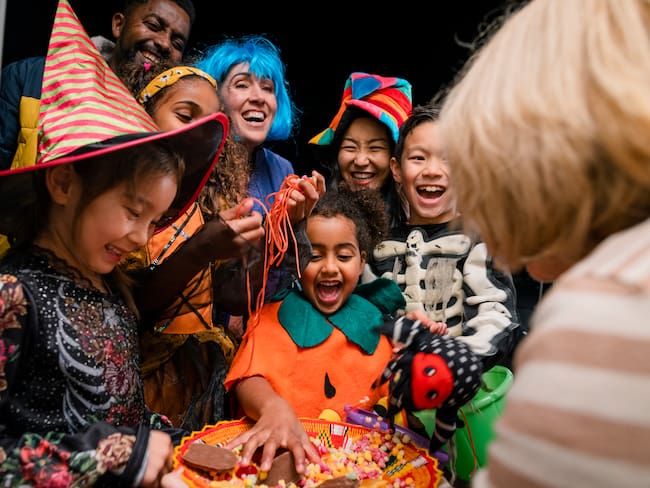 Niños y adultos pidiendo dulces el 31 de octubre durante la celebración de Halloween / Foto: GettyImages