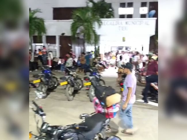 Desplazados a las afueras de la alcaldía de Tibú. / Foto: Cortesía.