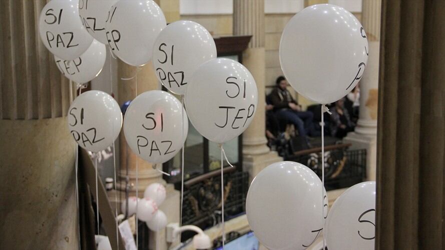 La organización se manifestó frente al trino de Humberto de la calle donde manifiesta que la cámara sepultó el acuerdo de paz.. Foto: Colprensa